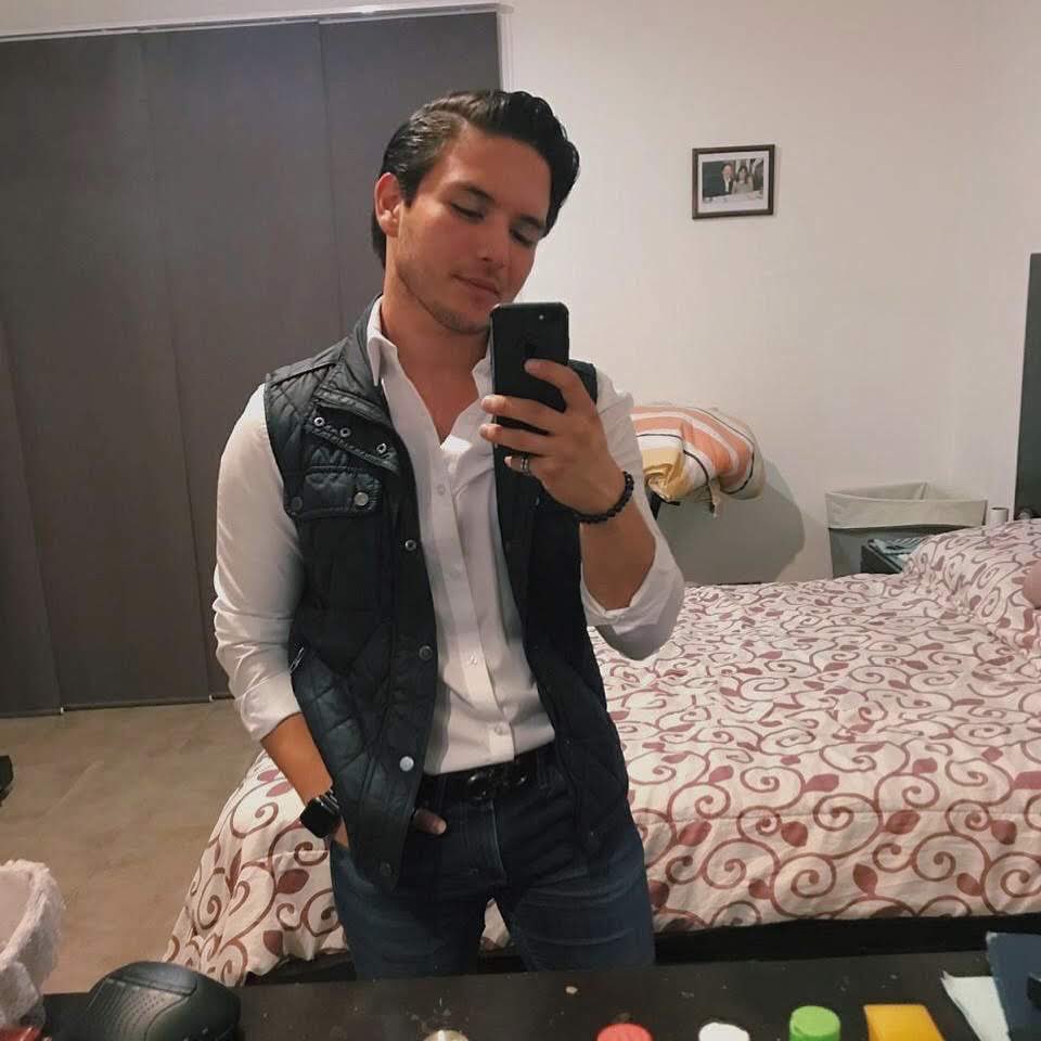 Impomagician's tweet photo. Cómo entré a la prepa//cómo salí. Solo aprendí a vestirme y me peiné JAJA https://t.co/FPo5LVjmaN