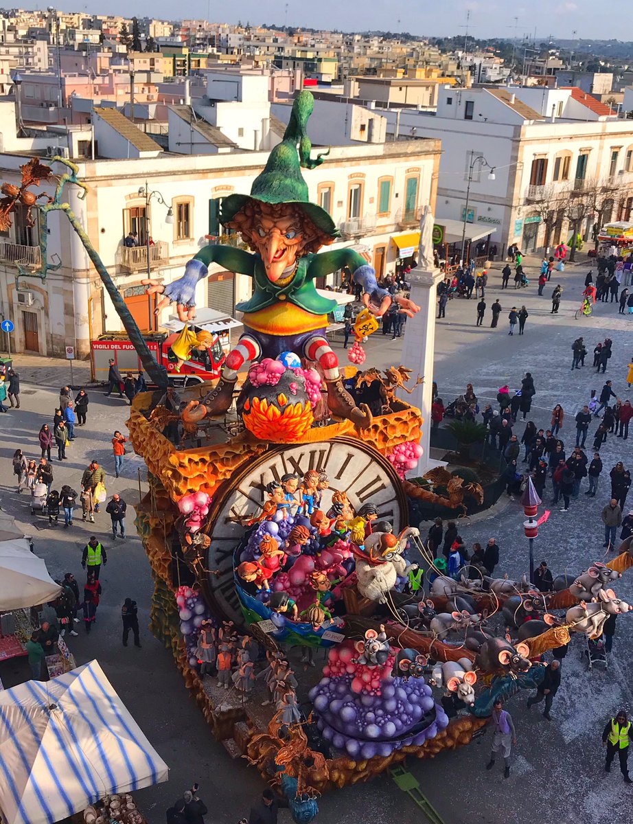 CPolignano's tweet photo. 🌍 “CASCA LA TERRA, TUTTI GIÙ PER TERRA!” 🐭 ass. cArteinregola
_______________________________________

#denibianco #asscArteinregola #carnevalediputignano #putignano #puglia https://t.co/gFvVQIWFk4