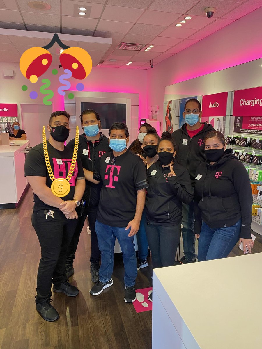 manny_herrerg's tweet photo. Thank you so much for your leadership at #BigGraham @DeyviMedina4 good luck at your new location. #CONTINUE to lead the opportunity will arrive. #RAMREADy. @Maylinkllc @Amanda_Lace @MagentaWarriors https://t.co/kq6QkZQ5P4
