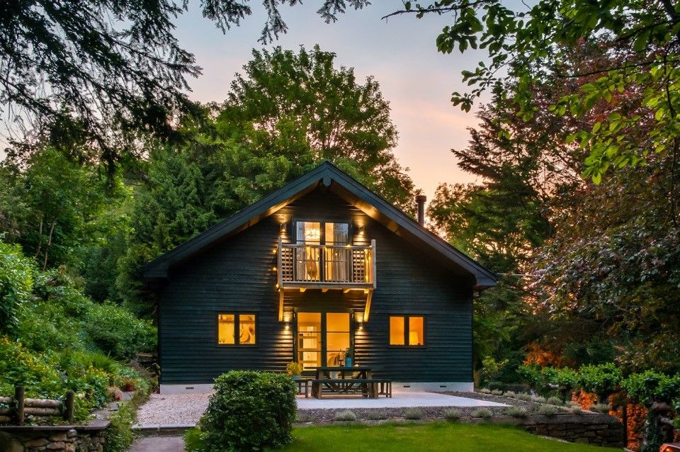SelfBuildDesign's tweet photo. Out of the woods 🌲 Standing in woodland and resembling a pretty alpine chalet, this timber-framed home in the Avon Valley is clad in dramatic black larch. Read about this incredible build in the article here: https://t.co/XQb6PC9DYp 
#cabin #alpinedreams #woods #avon #chalet https://t.co/4yex88mzp2