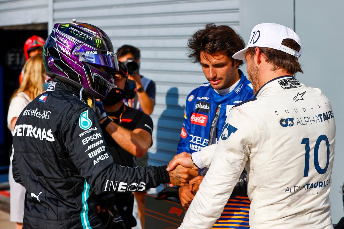 MercedesAMGF1's tweet image. Win or lose. Always a Champion 💪

@LewisHamilton 🤝 @PierreGASLY