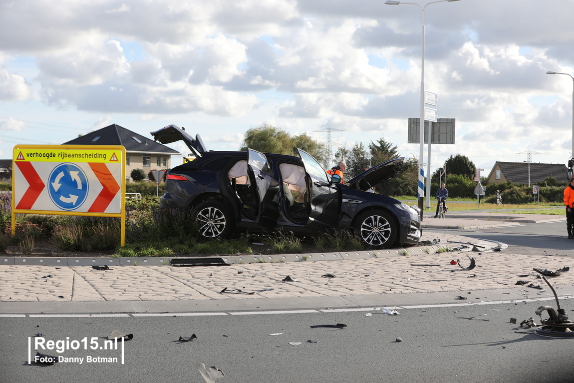 regio15's tweet photo. ONLINE: Veel schade en enkele gewonden bij ongeval op de #Veilingroute #N465 thv de #Jupiter in Naaldwijk. https://t.co/7qzg44bKbP https://t.co/eCq7p4Ikx4