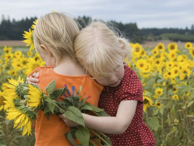 لن تجد الصداقة الحقيقية بسهولة ..
ستجرب جميع الشخصيات، و تعيش أجمل الأوقات .. لكن لن يبقى معك إلا شخص أدرك قيمتك