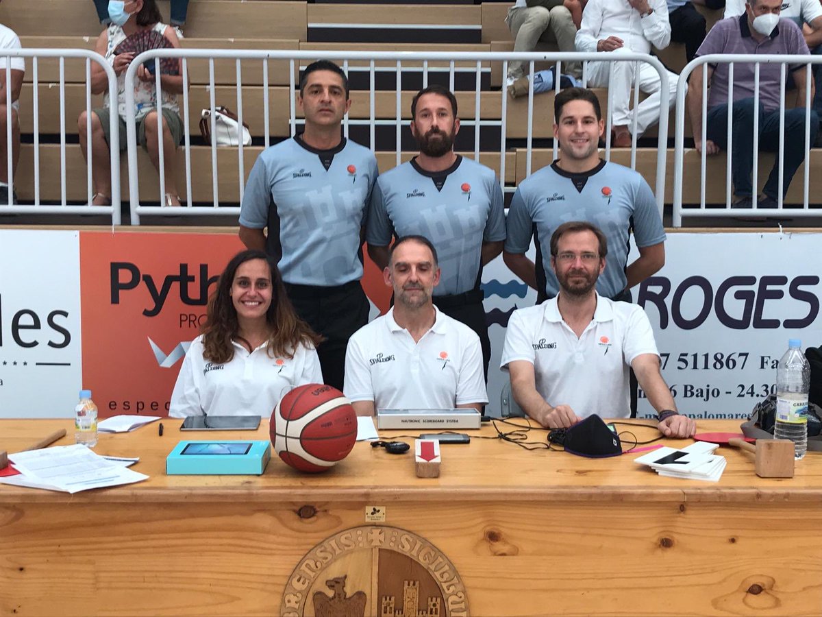 FBCyL's tweet photo. Todo preparado para la tercera y última jornada de la Copa CyL Memorial Carlos Sainz entre @CBBembibrePDM y @CBAvenida Recordad que podéis seguirlo en directo a través de @Rtvcyl y de https://t.co/tYjCR8jwm2 (Baloncesto en vivo) #CopaFEM

📺 https://t.co/DzbqPOKwxz https://t.co/sC0GFReOai