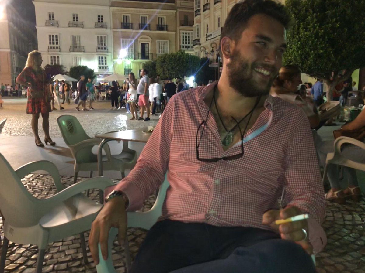 El otro día, tuve la dicha de volver a saludaros. Ahora, quiero deciros que dejaré de ofrecer noticias para dedicarme a mi entera pasión : la lírica.
Aguardo que disfrutéis de esta nueva etapa con un servidor.