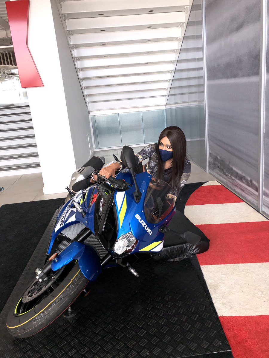 angelbabessss's tweet photo. On the Suzuki GSXR (BSB) Superbike at the #Silverstoneexperience Loved this bike! 🏁❤️ #Silverstone #SuzukiGSXR #SUZUKI #BikerGirl #bikerchick #britishsuperbikes https://t.co/4eDzoGCyFx
