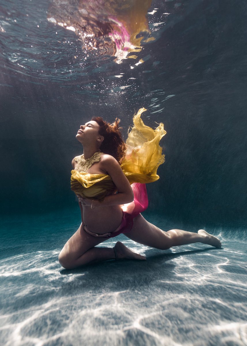 ⬛️ powerful 💥 
“You are more powerful than what you fear “ 
#inspiration #photoshoot #photosousmarine #pregnant #pregnancyphotoshoot #allislove #djadja #colorful 

📸 photographe: @emiliezangarelli 
💪🏽 mise en place : <a href="/AnAlluring/">Kira</a>