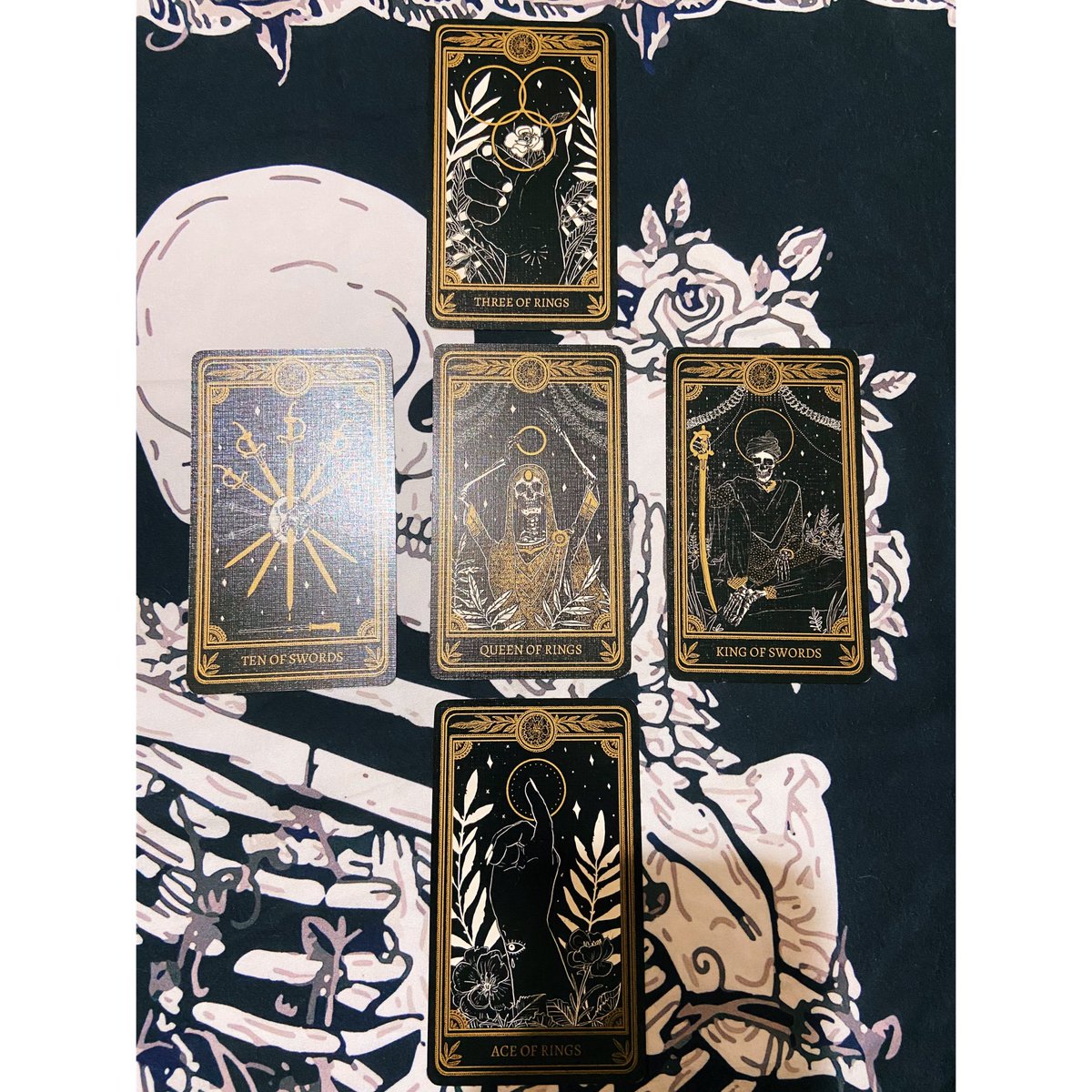 tarotandtotsph's tweet photo. Aaaaahhhhhh still so freaking ecstatic! My dream deck paired with this tarot cloth. Aaaaaaahhhh I just love it. ๐๐ค
#themarigoldtarot #tarotph #tarotreaderph #skulls #skulllover #theloverstarotcloth #divination #tarotspread #tarotandthoughtsph https://t.co/ePO1Y0kzLC
