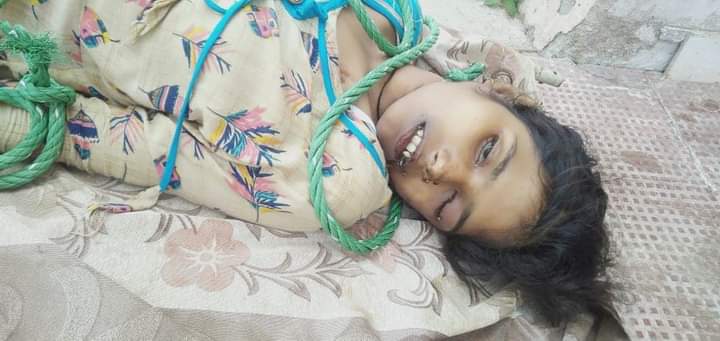 tundijmm's tweet photo. ये बच्ची झारखंड (हजारीबाग) मोहल्ला रोमी की हैं नाम सलीना यासमीन हैं 
जो 2/9/ 2020 से गायब थी उसकी लाश डाल्टनगंज के एक लॉज के रूम जिसमे प्रिंस यादव नाम का लड़का रहता हैं से बरामद हुई हैं 
साफ साफ पता चल रहा है कि ये हत्या हैं
माननीय @HemantSorenJMM जी दोसी को जल्द से जल्द सजा मिले https://t.co/tYJATuB1IX