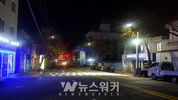 stitch_pololo's tweet photo. ไม่ได้มีแค่ในโซลอย่างเดียว ครึ่งปีหลังเกาหลีทยอยติดไฟตรงทางม้าลายเพิ่มขึ้นอีกเรื่อยๆส่องสว่างกันชัดๆไปเลย คนขับรถจะได้มองเห็นว่าตรงไหนคือทางม้าลายในตอนกลางคืน เพื่อช่วยลดอุบัติชนคนข���ามถนน ที่เมืองยอซู,เมืองเซจงก็ติดเพิ่มแล้ว https://t.co/GK2eqZTInq