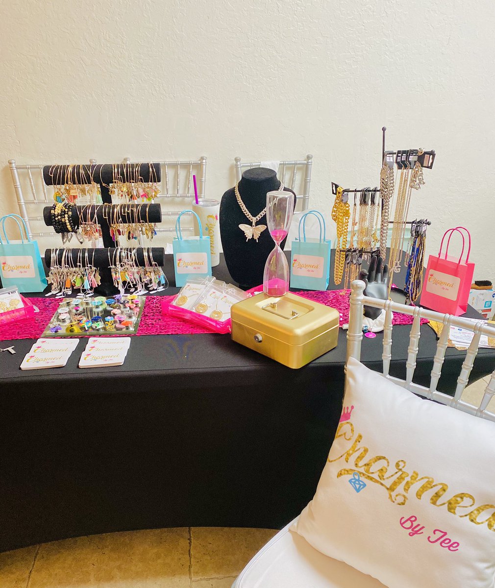 _teemonai_'s tweet photo. I just want to thank everyone who came out and supported us at our second pop up shop! My ambassadors really helped out a lot , they are the best ! 💖💎😊 @Jesssvcv @yforyannah . We will be having a Labor Day sale starting at midnight‼️ Stay tuned. #charmedbytee👑 #popupshop https://t.co/w7I97h2mrm