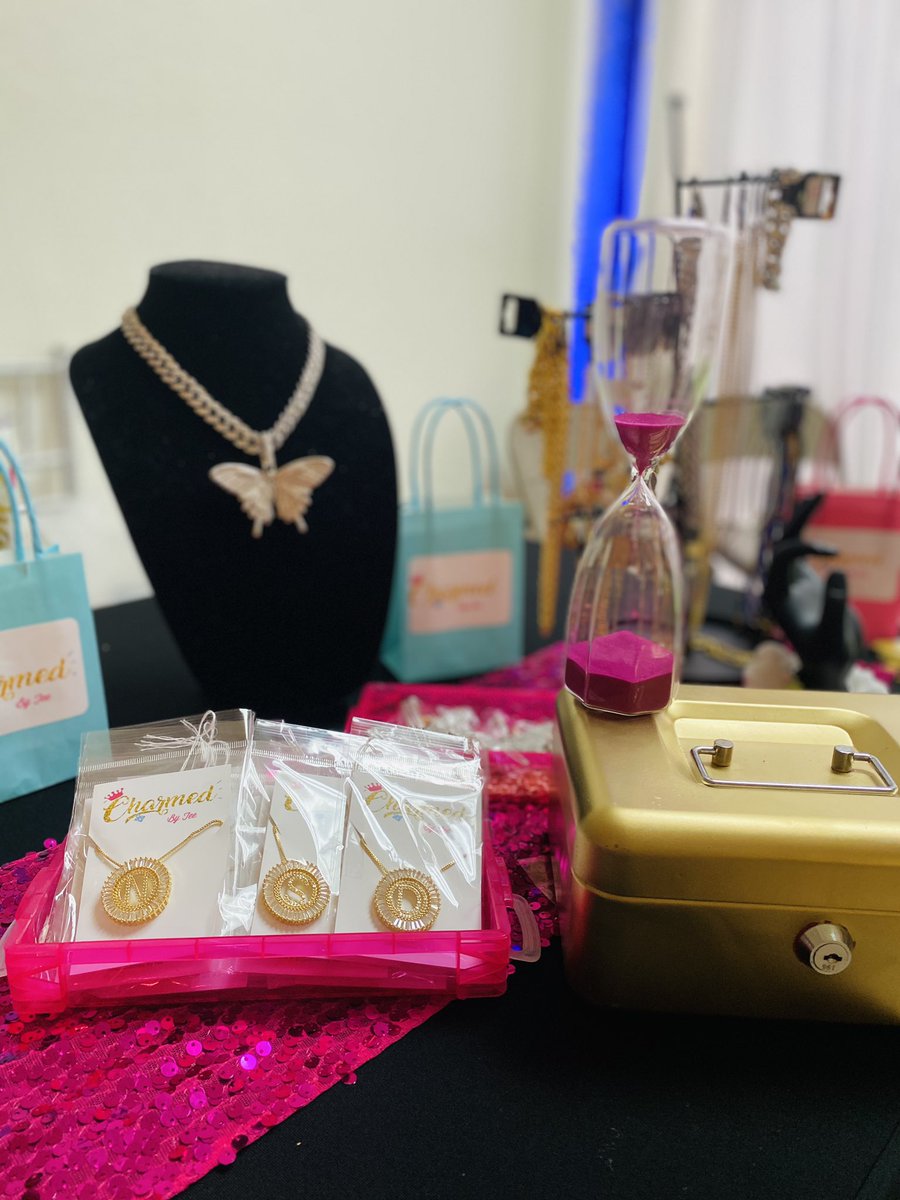 _teemonai_'s tweet photo. I just want to thank everyone who came out and supported us at our second pop up shop! My ambassadors really helped out a lot , they are the best ! 💖💎😊 @Jesssvcv @yforyannah . We will be having a Labor Day sale starting at midnight‼️ Stay tuned. #charmedbytee👑 #popupshop https://t.co/w7I97h2mrm