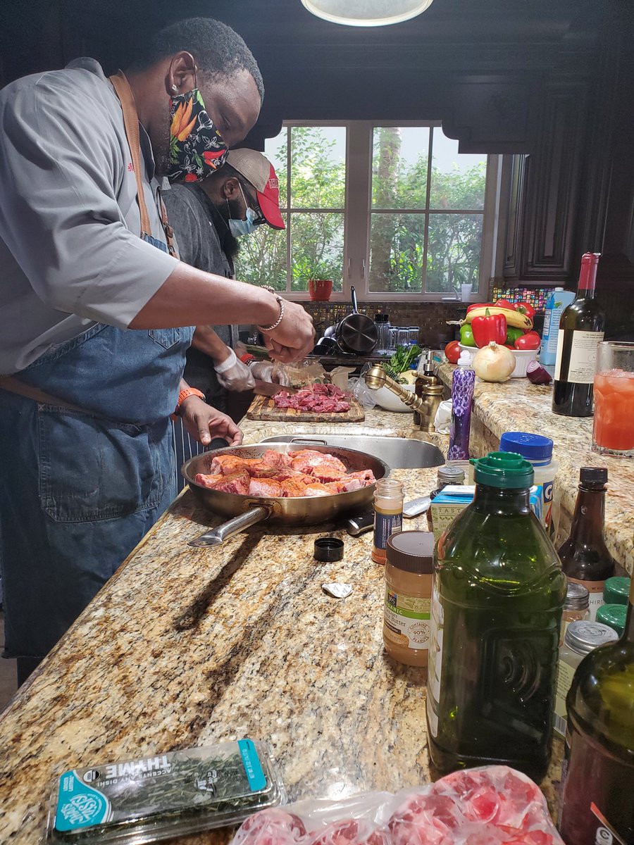 ChefIrie's tweet photo. We are out here working. Yuuup, #Team #Essentialworkers the job must get done. #PrivateChef #culinary #cheflife #FoodieVibes #FoodOnFiyah #JamaicanChef #hirechefirie #BookChefIrie seasoning the #oxtail #airbnbchef #airbnb #weeklyservices #monthlyservices https://t.co/JNJXbh0smR