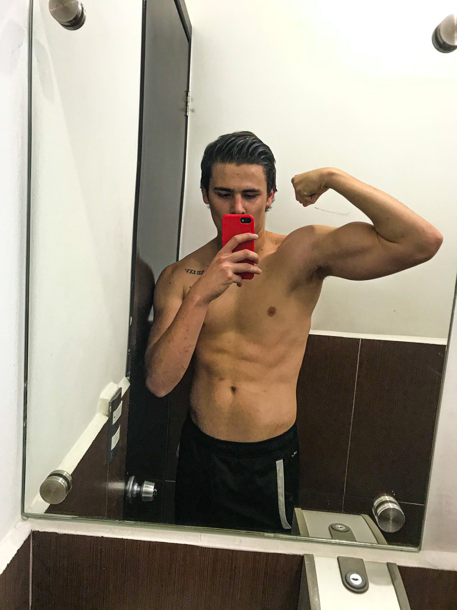 Andres_Muez's tweet photo. Como entré a la prepa/Como salí

Solo subí como 12 kilos https://t.co/fT3lJyo0JR