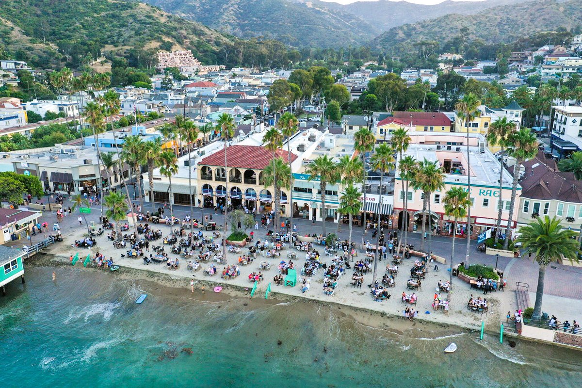 Enjoy the unique experience of beach front dining on #Catalina!
#catalinaisland #beach #dining 

📸 Glen Gustafson