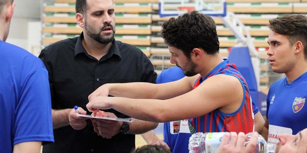 Rafa Díaz dimite como entrenador y se esfuma el proyecto del Baloncesto de la UD Torre del Mar

El pasado lunes por la mañana mediante una carta al correo electrónico del club, Rafael Díaz, dimite como entrenador de la sección de baloncesto, y deja en aire el proyecto torreño.