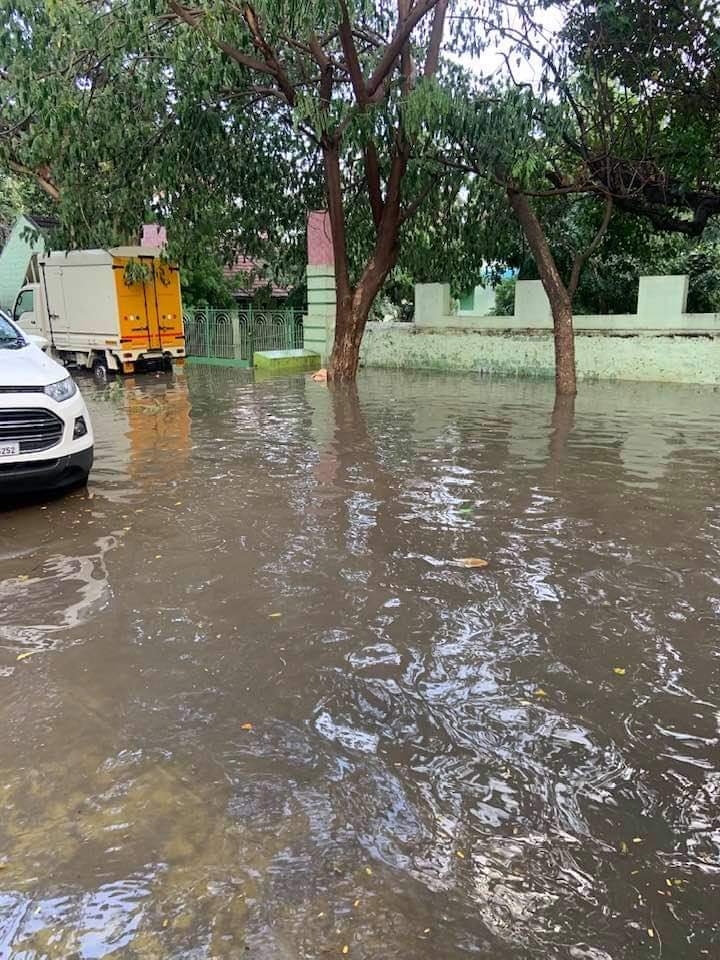 knarunkumar's tweet image. காங்கயம் ராஜ வீதி என்று சொல்லப்பட்ட ராஜாஜி வீதி இன்று மழை வெள்ளத்தில் சாக்கடை நீர் கலந்து ரோட்டில் சொல்லமுடியாத துயரத்துல் உள்ளது , மணித நேயம் எங்கே என்ற கேள்வி எழந்துள்ளது , நகராட்சி அதிகாரிகள் கவனிப்பார்களா , அரசியல் பிரமுகர்கள் கவனிப்பார்களா , ?????

தொடர்பு: 9842798999