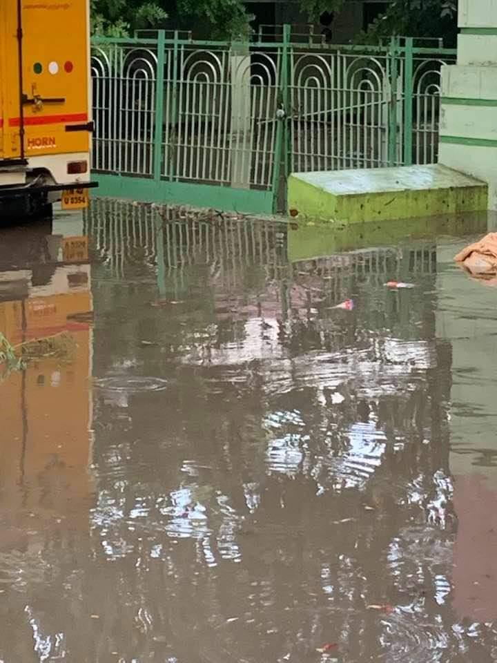 knarunkumar's tweet image. காங்கயம் ராஜ வீதி என்று சொல்லப்பட்ட ராஜாஜி வீதி இன்று மழை வெள்ளத்தில் சாக்கடை நீர் கலந்து ரோட்டில் சொல்லமுடியாத துயரத்துல் உள்ளது , மணித நேயம் எங்கே என்ற கேள்வி எழந்துள்ளது , நகராட்சி அதிகாரிகள் கவனிப்பார்களா , அரசியல் பிரமுகர்கள் கவனிப்பார்களா , ?????

தொடர்பு: 9842798999