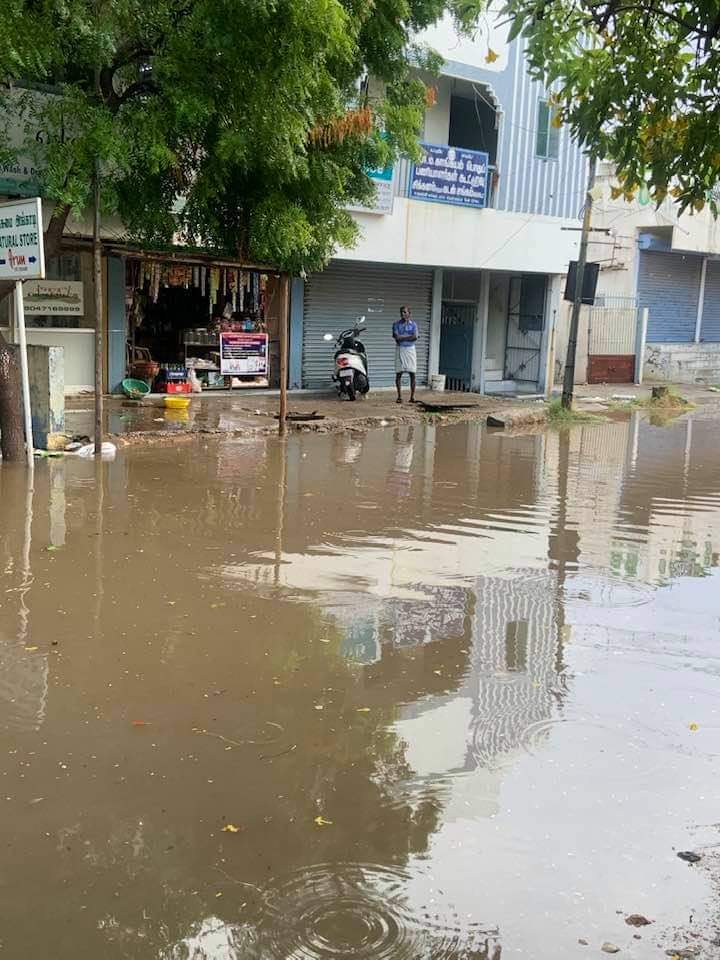 knarunkumar's tweet image. காங்கயம் ராஜ வீதி என்று சொல்லப்பட்ட ராஜாஜி வீதி இன்று மழை வெள்ளத்தில் சாக்கடை நீர் கலந்து ரோட்டில் சொல்லமுடியாத துயரத்துல் உள்ளது , மணித நேயம் எங்கே என்ற கேள்வி எழந்துள்ளது , நகராட்சி அதிகாரிகள் கவனிப்பார்களா , அரசியல் பிரமுகர்கள் கவனிப்பார்களா , ?????

தொடர்பு: 9842798999