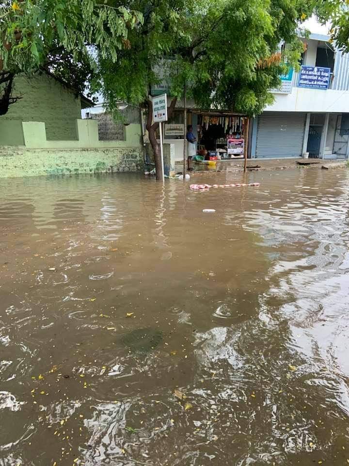 knarunkumar's tweet image. காங்கயம் ராஜ வீதி என்று சொல்லப்பட்ட ராஜாஜி வீதி இன்று மழை வெள்ளத்தில் சாக்கடை நீர் கலந்து ரோட்டில் சொல்லமுடியாத துயரத்துல் உள்ளது , மணித நேயம் எங்கே என்ற கேள்வி எழந்துள்ளது , நகராட்சி அதிகாரிகள் கவனிப்பார்களா , அரசியல் பிரமுகர்கள் கவனிப்பார்களா , ?????

தொடர்பு: 9842798999