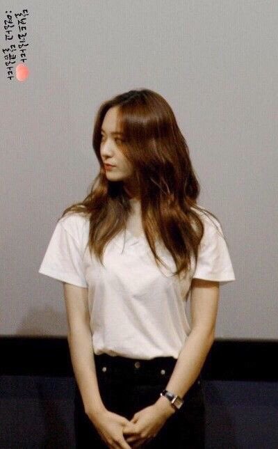 lovely__na__'s tweet photo. 정수정 정크리스탈 한때 모든 여자들의 워너비지이자 이상형이었잖아 안 그래? https://t.co/bZ2xgOKm1A