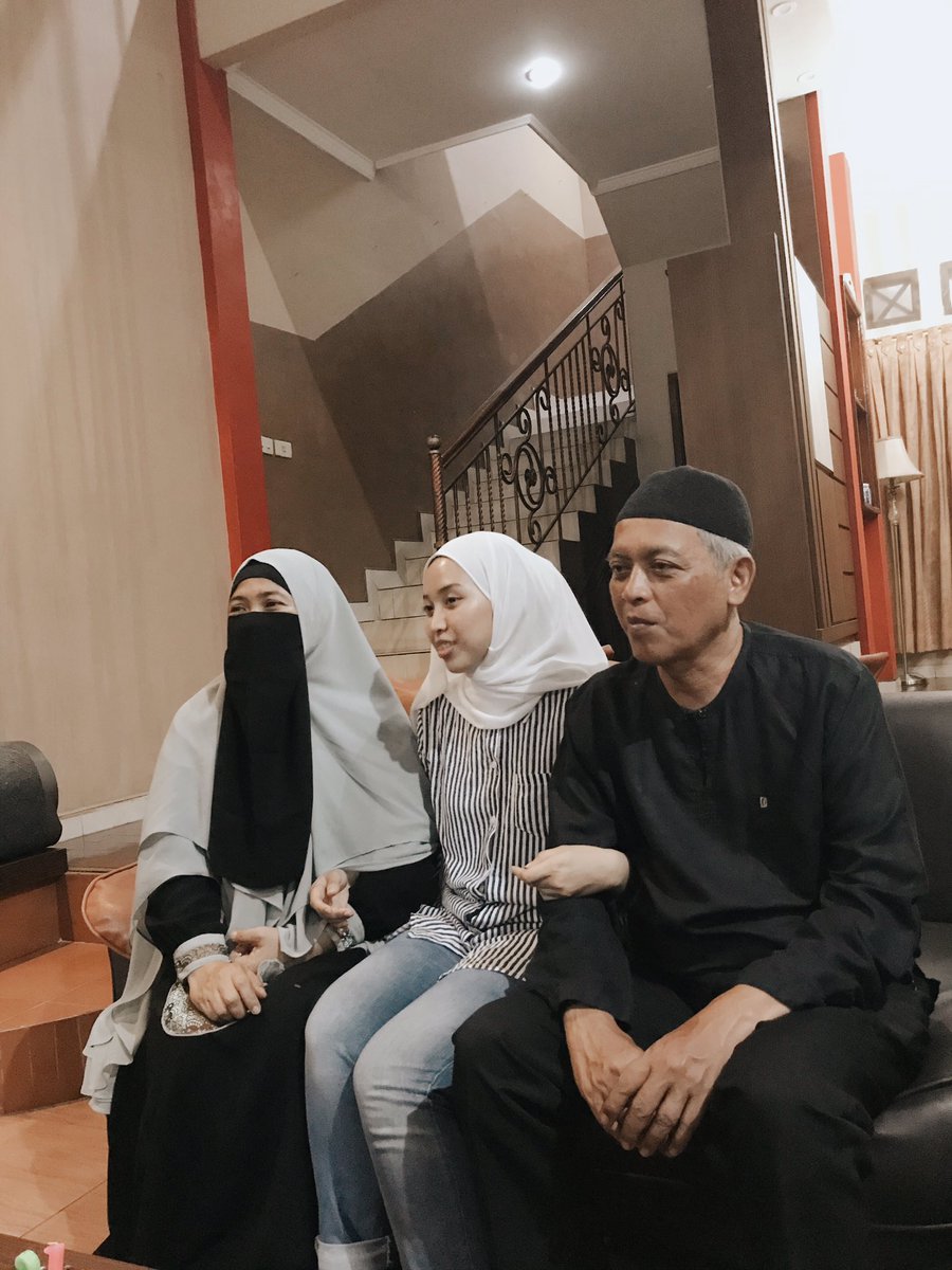ghinasalsa1's tweet photo. Alhamdulillah 21!! Bersyukur bgttt. Makasi byk temen2 aku yg udah jauh2 dtg kerumah huhu syg bgt sm kalian🥺🤍 https://t.co/Bna0gSwPRl