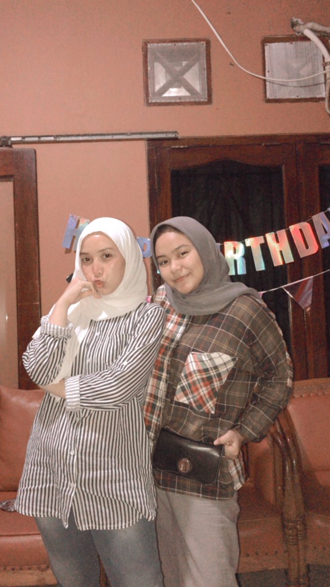 ghinasalsa1's tweet photo. Alhamdulillah 21!! Bersyukur bgttt. Makasi byk temen2 aku yg udah jauh2 dtg kerumah huhu syg bgt sm kalian🥺🤍 https://t.co/Bna0gSwPRl