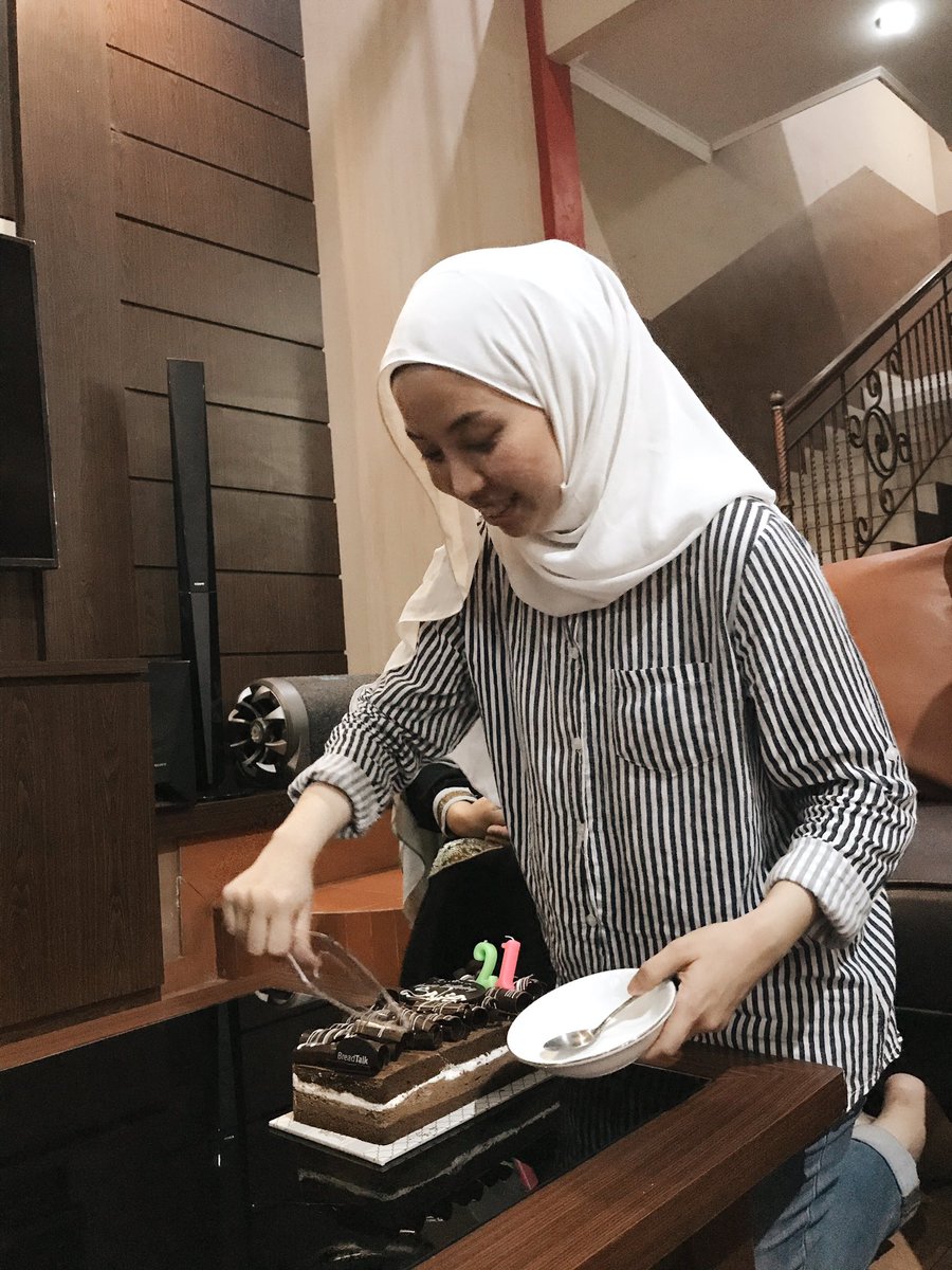ghinasalsa1's tweet photo. Alhamdulillah 21!! Bersyukur bgttt. Makasi byk temen2 aku yg udah jauh2 dtg kerumah huhu syg bgt sm kalian🥺🤍 https://t.co/Bna0gSwPRl