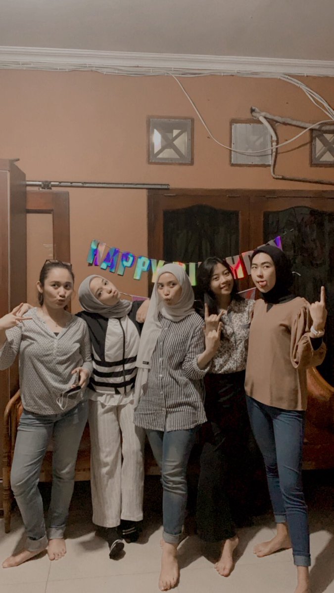 ghinasalsa1's tweet photo. Alhamdulillah 21!! Bersyukur bgttt. Makasi byk temen2 aku yg udah jauh2 dtg kerumah huhu syg bgt sm kalian🥺🤍 https://t.co/Bna0gSwPRl