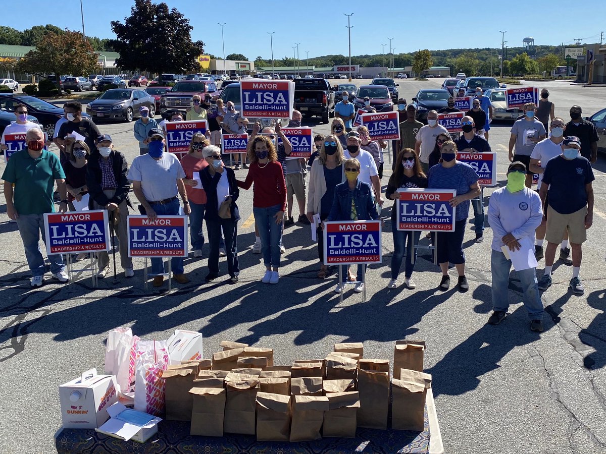 mayorLBH's tweet photo. Thank you to all the wonderful volunteers who came out to help with our Saturday morning sign blitz! 60 people + 1 hour = 300 signs on lawns across the city! With more signs on the way, feel free to call or text 401-575-2600 to request yours. 🇺🇸 #LisaForMayor #GettingItDone https://t.co/Cykm08Qwbz