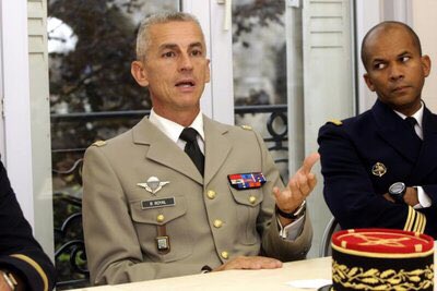 Reussitesdupays Il Etait Jusqu Alors Le Noir Le Plus Grade De L Armee Francaise Et Occupait Le Prestigieux Poste De Porte Parole De La Marine Nationale Francaise C Etait Le Seul Noir A Un