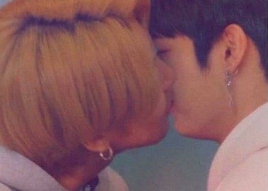 Так и не поцеловал ни разу минсоны. Так и не поцеловал ни разу минсоны. Так и не поцеловал ни разу минсоны. Минсоны stray kids. Minsung stray.