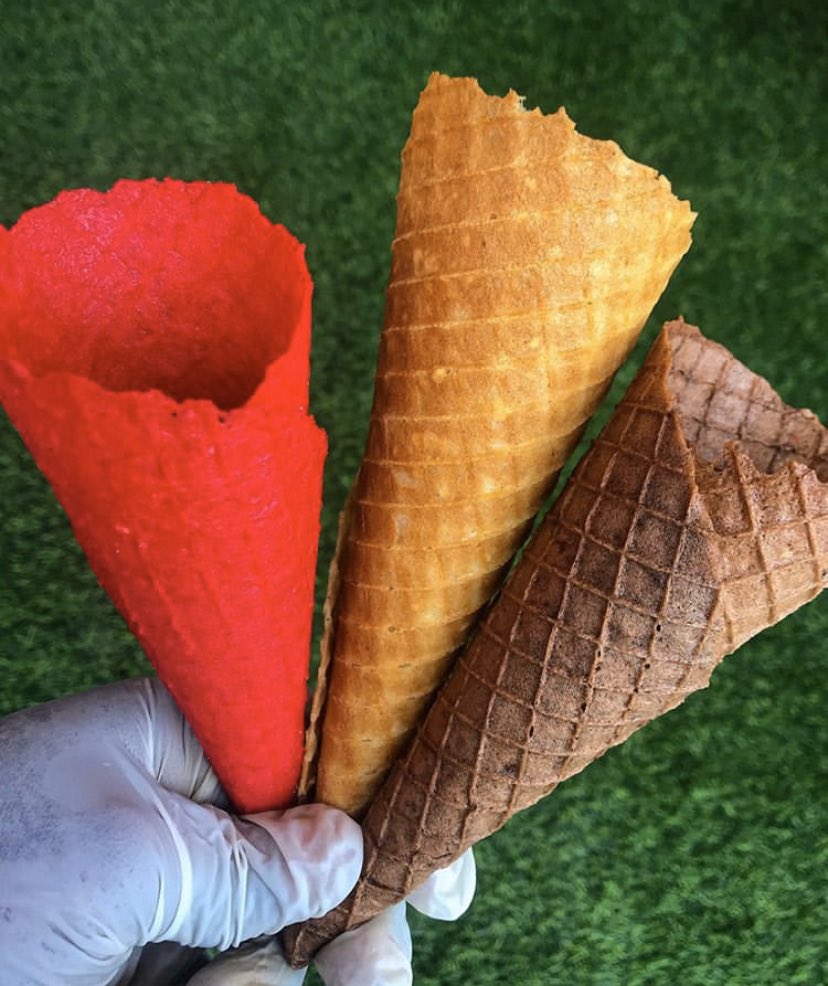 GhPuffs's tweet image. Variety is really the spice of life 🙈
If I ask you to pick a cone, what’s it gonna be? Red velvet ? Chocolate or regular vanilla ?🤪
Personally, I’ll kill for the chocolate one😩🤫 what about you ?😌

#IceCream #bofrot #cone #accraghana #desserts