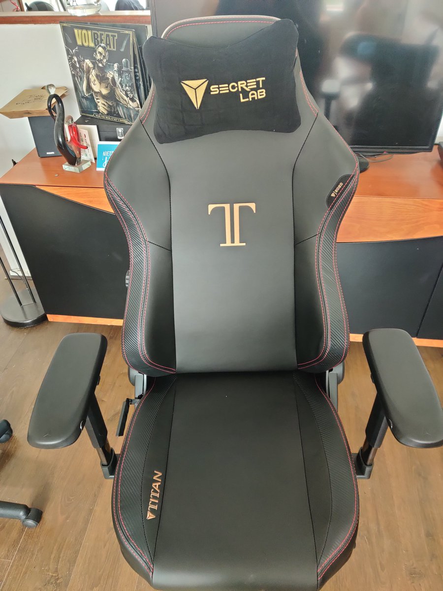 TimKroek's tweet photo. Got my new SecretLab Titan and i'm absolutely loving it https://t.co/mnX2ia7htR