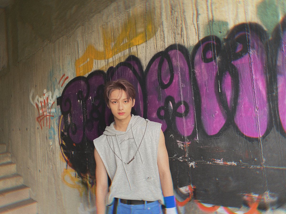 huintarou's tweet photo. junhao au.

teammates became friends, friends became lovers, lovers became ?

ㅡ a story where two boys found comfort in each other but is hiding that fact because of a certain rule in their dance team.

"Bawal magjowa ng teammate." https://t.co/EONAoyGZzW