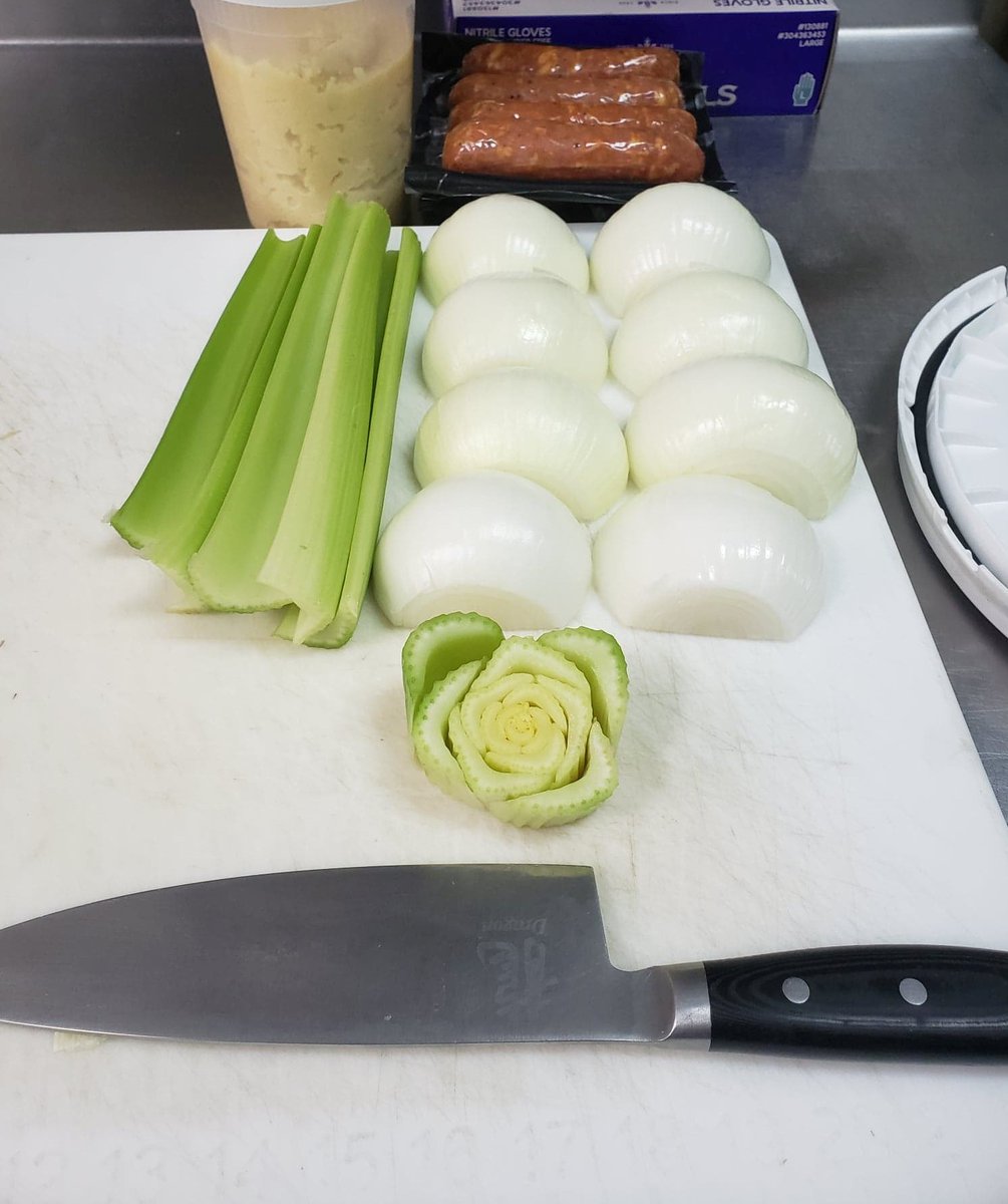 SouthernLilly1's tweet photo. Sometimes prep work can be cute and orderly lol it's rare, but it CAN happen! 

#restaurant #onions #celery #satisfyingwork #foodprep #futureyum https://t.co/BVrLxgMki8