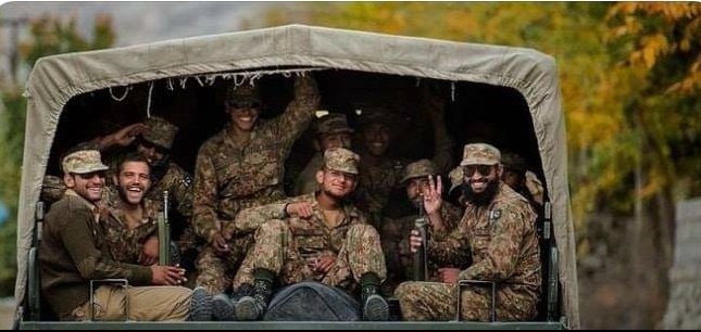 The_jahangeer's tweet photo. This joy and smiles are priceless on these soldiers' faces. This is their courage that make them such happy even when they go right in the danger. 
Pak Fouj Zindabad! 💚 
Copied
#6SeptDayOfPride 
#6thSeptemberDefenceDay 
#6Sep_Pakwon_IndiaRun https://t.co/uQzWLPS9dt