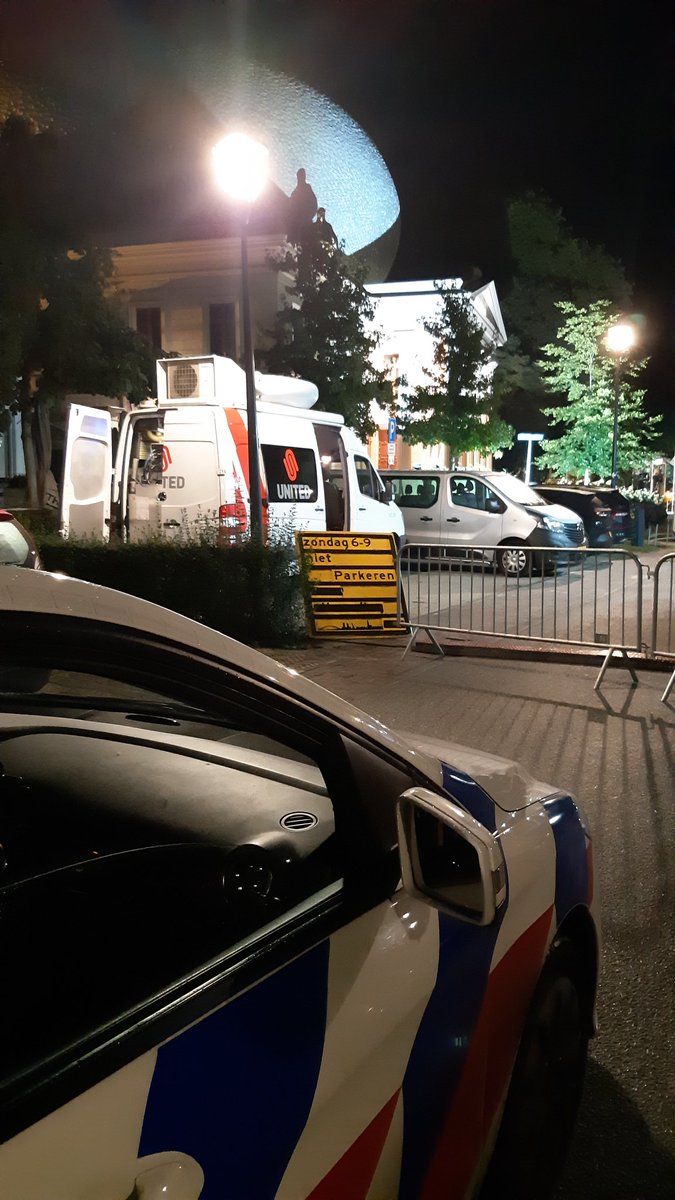 WA_ZwolleOost's tweet image. Vanavond was het programma #deavondetappe van de @NOSwielrennen in #Zwolle aanwezig. Johan heeft vannacht dienst met Helene. Samen hebben wij even bij de opname locatie gekeken. De uitzending is zonder problemen verlopen. @MuseumFundatie