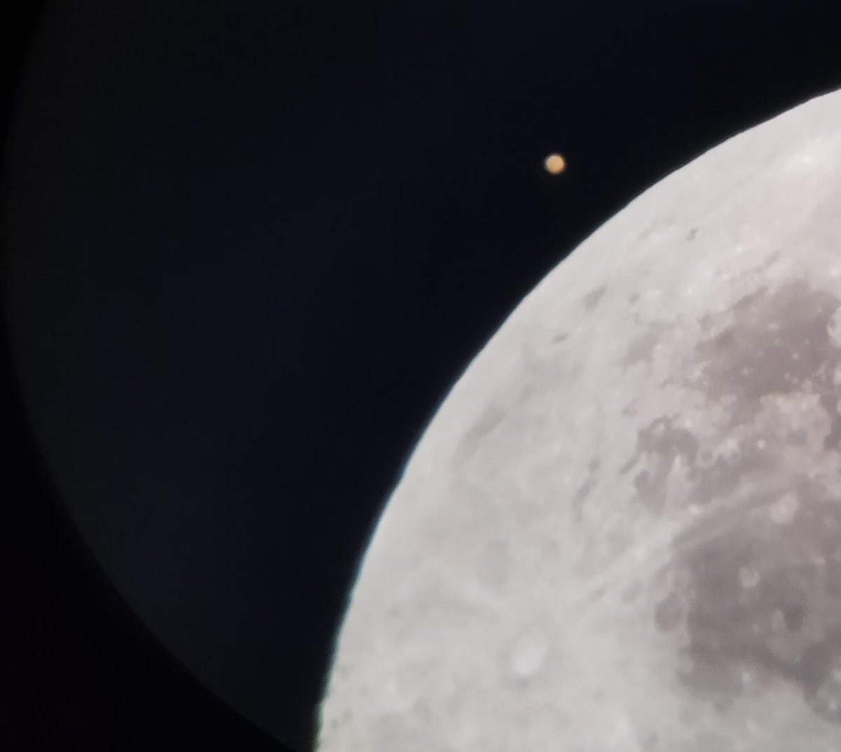 meninasnomast's tweet photo. Ontem (05/07) Marte foi ocultado pela Lua e a @cla_geo capturou esse maravilhoso fenômeno na janela da sua casa https://t.co/OjiilBOYo2