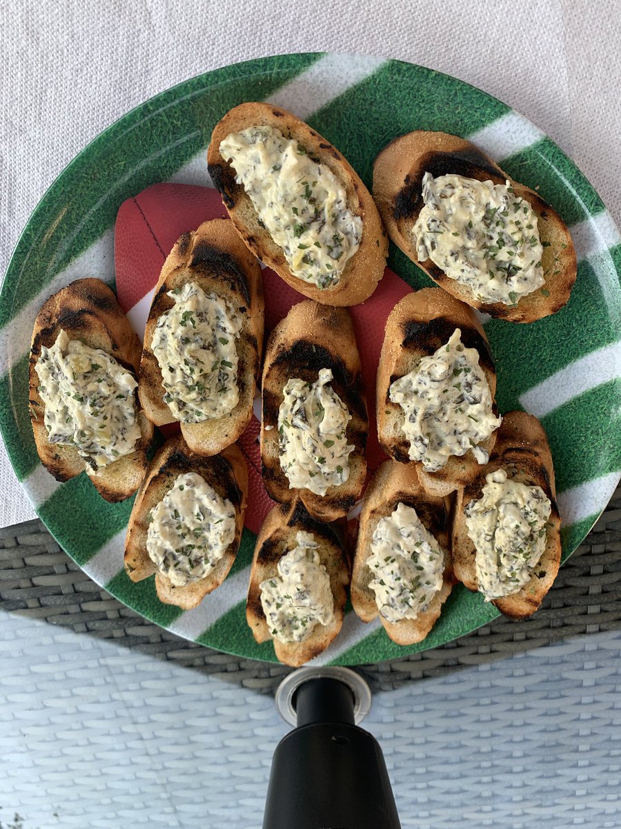 Mabbott915's tweet photo. Spinach and Artichoke garlic bread. #dadsbegrilin https://t.co/fnps5Wuciw