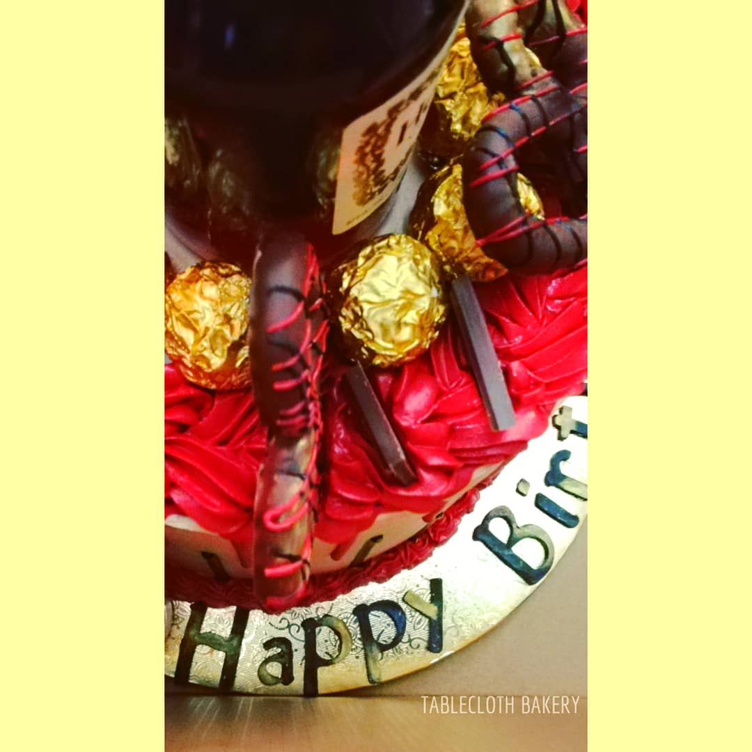 tableclothbkry's tweet photo. #hennessy #hennessycake #boozycake #chocolatecoveredpretzels #ferrerorocher #black #gold #red #birthday #anniversary #wedding #babyshower #bridalshower #instabaker #foodporn #fromscratch #withlove #nyc #nassaucounty #suffolkcounty #blacklivesmatter #wearamask #staysafe https://t.co/X4GfsAHd5Y