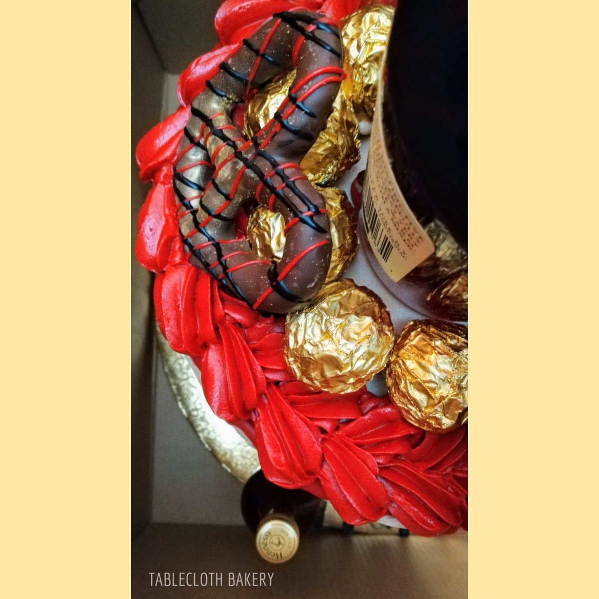 tableclothbkry's tweet photo. #hennessy #hennessycake #boozycake #chocolatecoveredpretzels #ferrerorocher #black #gold #red #birthday #anniversary #wedding #babyshower #bridalshower #instabaker #foodporn #fromscratch #withlove #nyc #nassaucounty #suffolkcounty #blacklivesmatter #wearamask #staysafe https://t.co/X4GfsAHd5Y