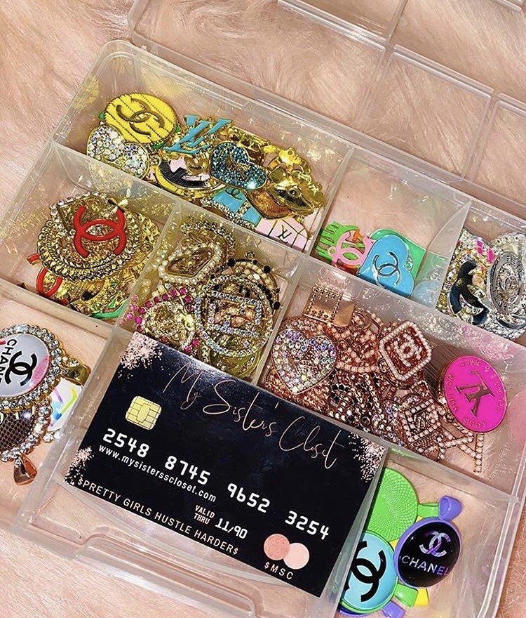 mysiscloset215's tweet photo. New charms are in ladies!! Add some bling to your charm bracelets 💎 #wholesalecharmsvendor #designercharms #designercharmsvendor #designerbangles #boujieonabudget #designercharmswholesale #blackownedbusiness #atlcharms https://t.co/9yiblwRQq1