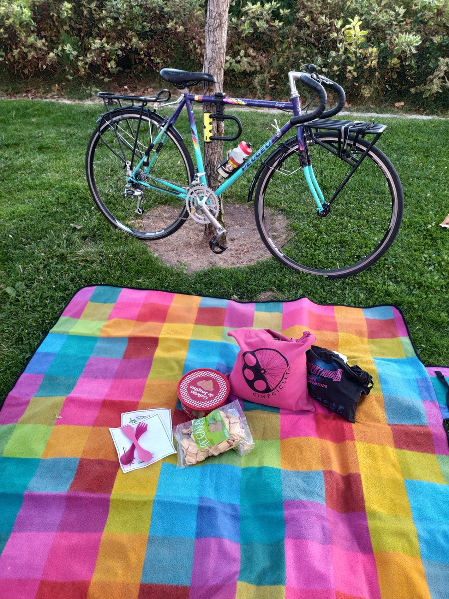 IsisIsismas's tweet photo. Hoy hemos hecho #bicipicnic 😊 @30DEBmadrid @30diasenbici @cinecicleta https://t.co/PzkeiKTw4Y