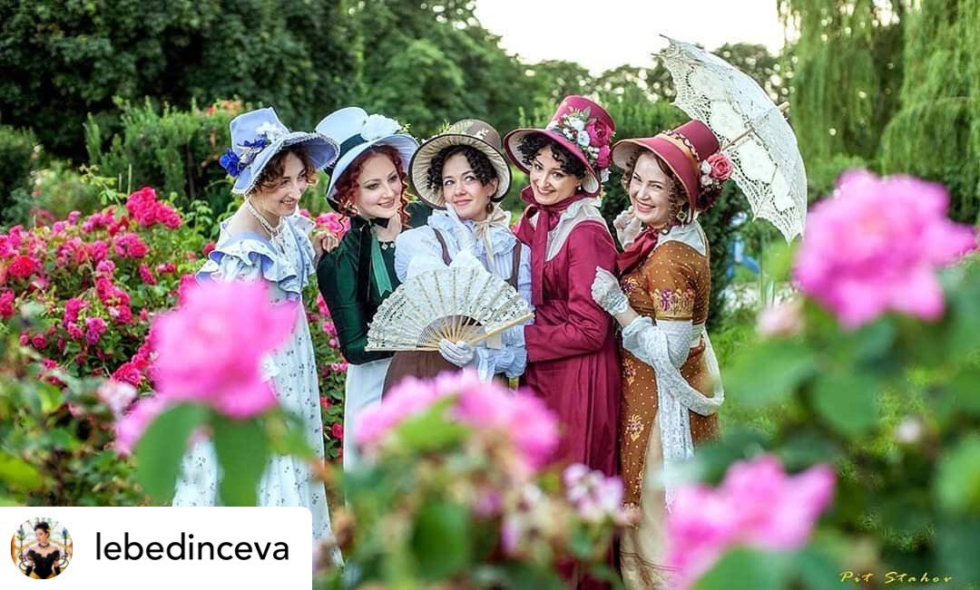 alissa_baxter's tweet photo. Posted by @lebedinceva
#regencydress #empiredress
#19century #19thcenturyfashion #regencyhats #regencybonnet #historicalfashion #historicalcostuming #historicaldress #historicalsewing #regency #empire #lebedincevacostuming #regency #regencera #regencyromance #regencyromancebooks https://t.co/f0dFXFrZcA