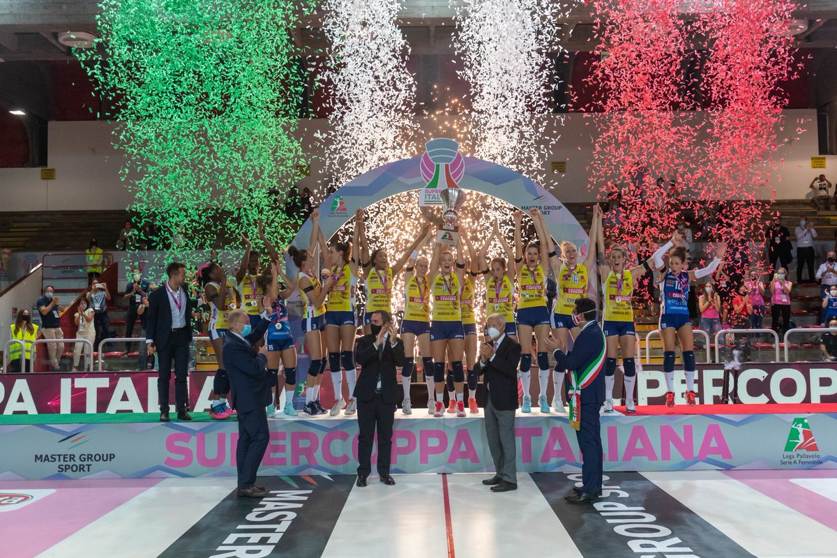 LegaVolleyF's tweet photo. 🏐🏆🇮🇹 #Supercoppa : a #Vicenza è ancora @ImocoVolley ! Le pantere battono 3-0 la @UYBAvolley e conquistano il 3^ titolo consecutivo. Raphaela #Folie eletta #MVP della finale.
Gialloblù premiate dal #Ministro @vinspadafora 

🗞️Il comunicato 👉https://t.co/JmO0KsYH3A

#iLoveVolley https://t.co/PW2NfHMnap