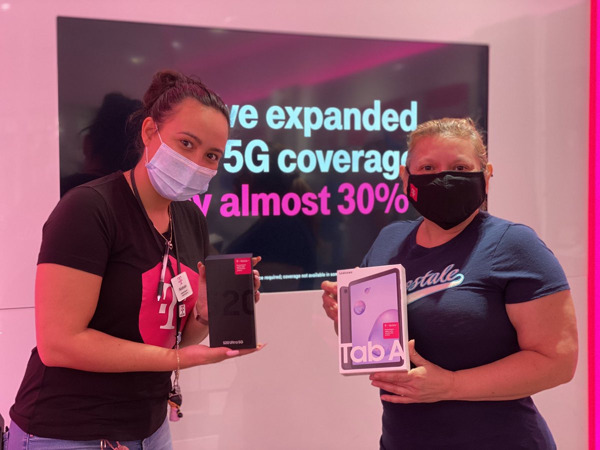 steve_kha's tweet photo. Nichole ensuring her customer is well equipped for a long Labor Day road trip @OrlandoBeastDM @Chase_Stamper @JayTmobile1 @TMobile #thesouthneversettles #OrlandoNorth #NewTmobile #OrlandoElite #ElNorte #OneTmoSouth https://t.co/iI2fwzN69j