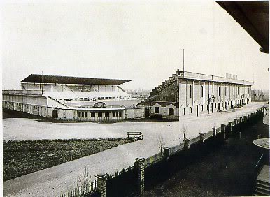 L’idée du président de l’époque, Pietro Pirelli, est très claire : créer un stade d’une grande capacité sans piste d’athlétisme pour qu’il soit uniquement consacré au football, une première..Alors en 1925, San Siro sort de terre dans le quartier éponyme de la ville de Milan..