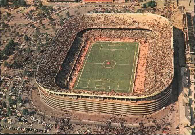 Quelques années plus tard, les travaux sont finis et le San Siro dispose alors d’une capacité officielle de 150 000 places, gigantesque. le plus grand stade du monde à l’époque..Pour des raisons d’ordre public et de sécurité, la capacité sera réduite à 100 000 places en 1952..