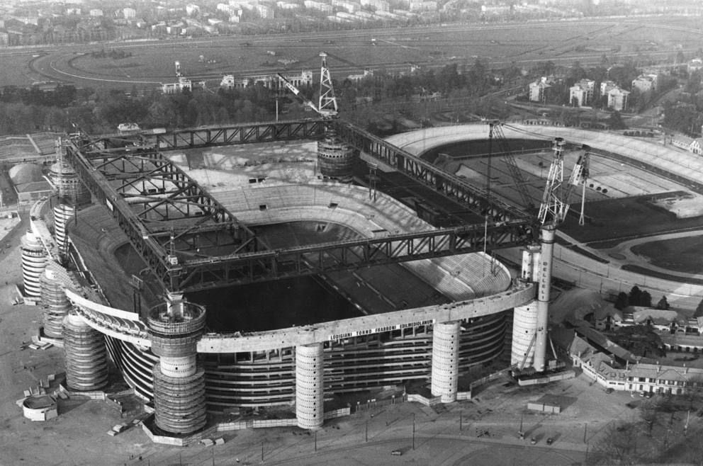 La Coupe du Monde 1990 en Italie arrive et le stade doit alors procéder à quelques rénovations en vue de l’événement..San Siro accueillera 6 matchs du Mondial dont plusieurs du futur vainqueur allemand, l’histoire de cet édifice s’enrichit..